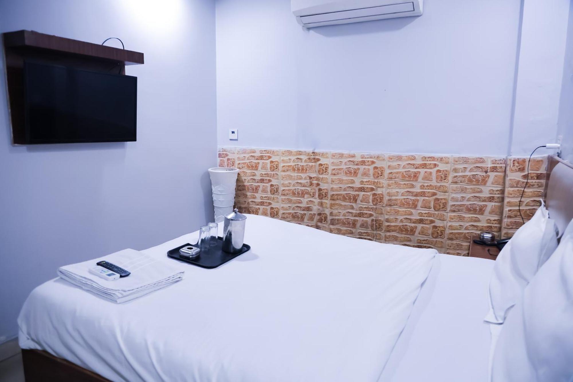 Mannat Stay Hotel - Laxmi Nagar นิวเดลี ภายนอก รูปภาพ