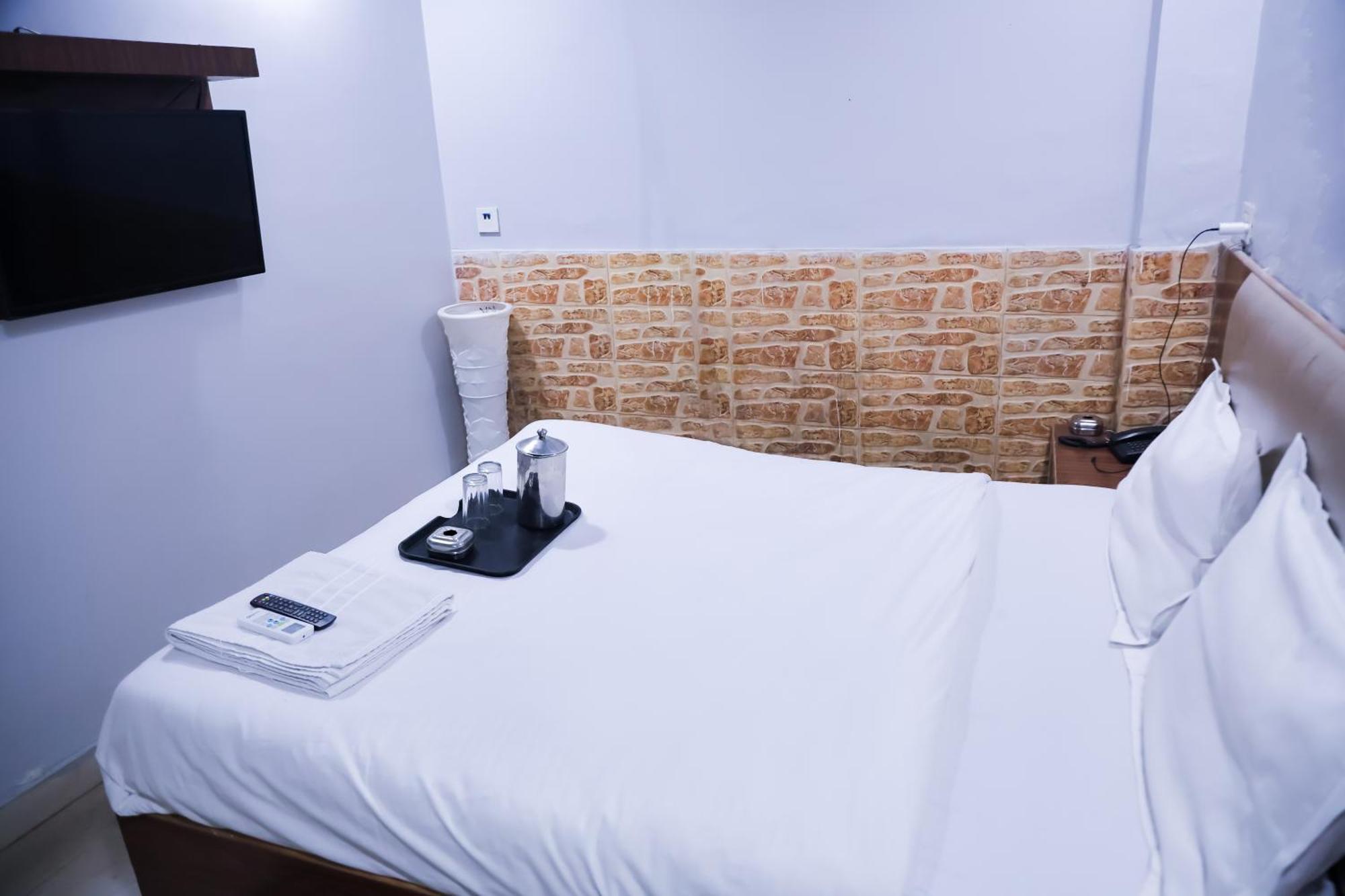 Mannat Stay Hotel - Laxmi Nagar นิวเดลี ภายนอก รูปภาพ