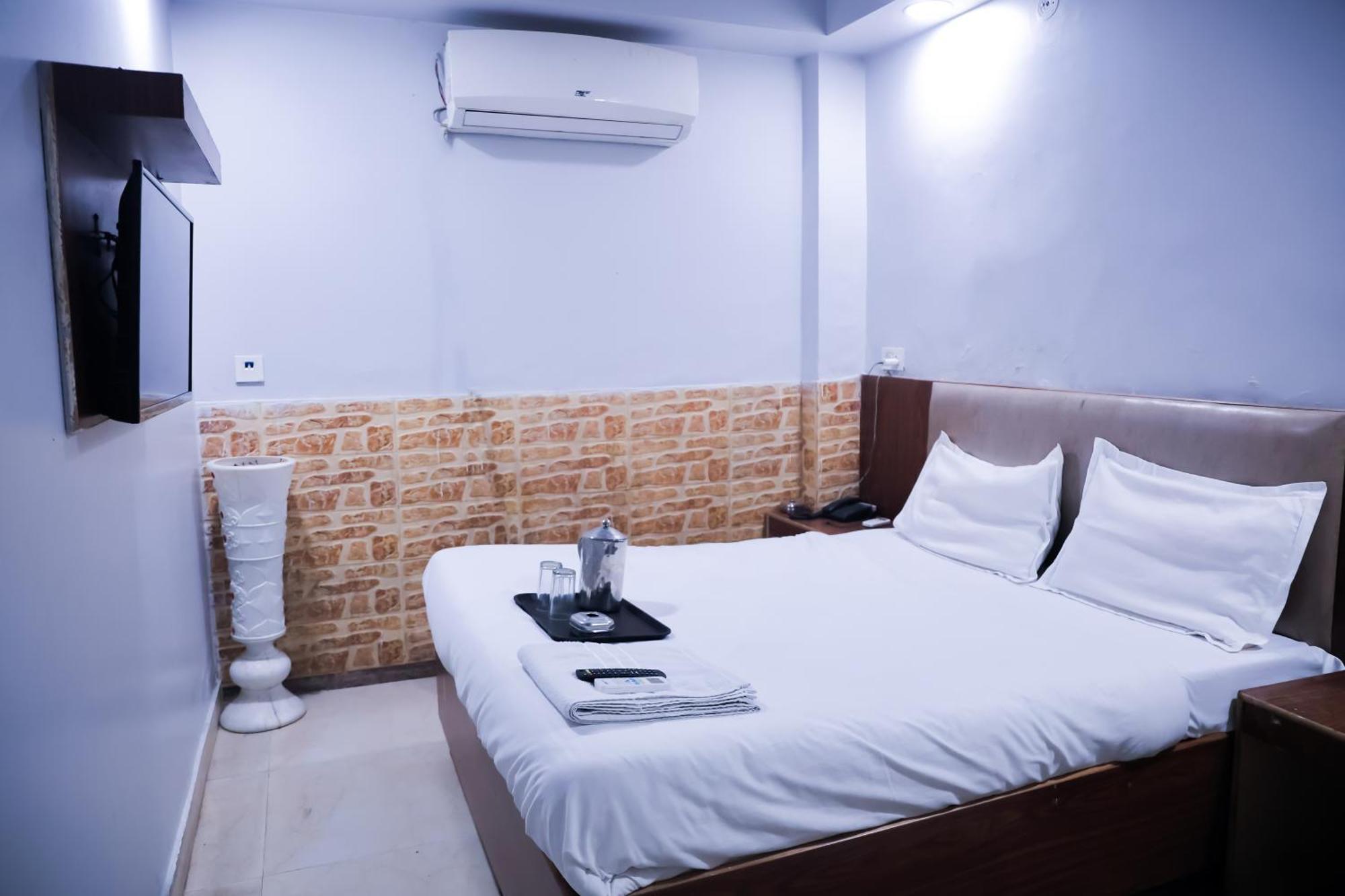 Mannat Stay Hotel - Laxmi Nagar นิวเดลี ภายนอก รูปภาพ